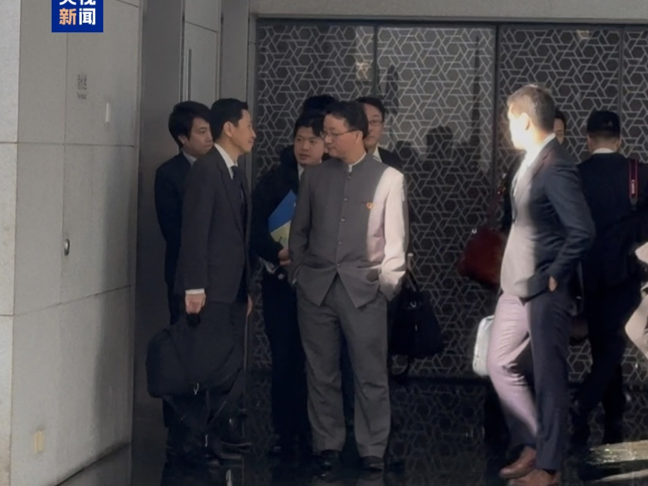 央視拍攝到日本外務省官員離開外交部。(央視新聞)