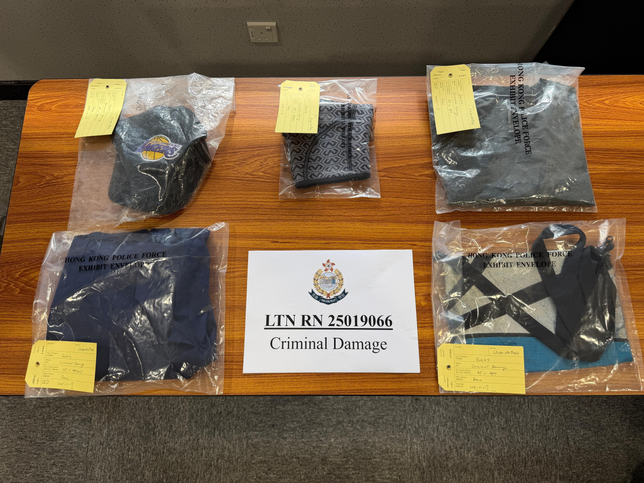 警方昨日拘捕涉案男子，涉嫌刑事毀壞。（警方提供）