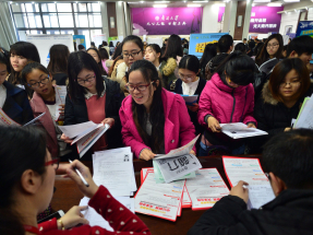 內地10月不包括在校生的16至24歲勞動力失業率跌至17.3%，連跌兩個月，創4個月新低。（新華社資料圖片）