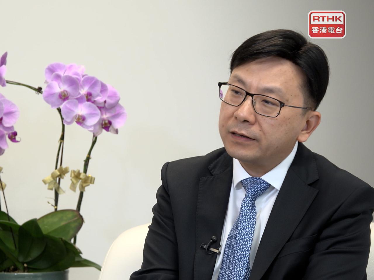 孫玉菡說實施新規定後，輸入侍應生及初級廚師申請的獲批人數大幅下降。（港台圖片）