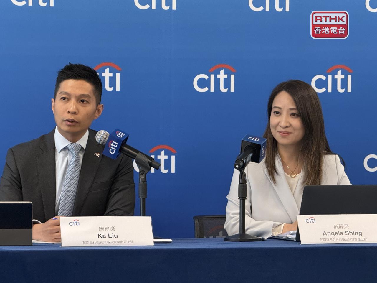 廖嘉豪（左）預期，明年本港住宅樓價將溫和上升約3%，但受制於貨尾單位仍高企，樓價大升空間有限。（趙嘉駿攝）