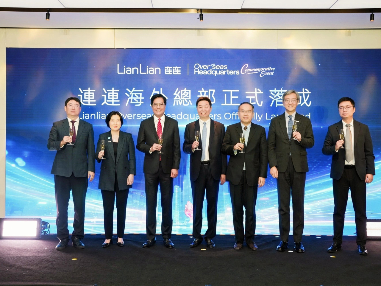 連連數字在港設立海外業務總部，財政司副司長黃偉綸（左三）稱香港協助企業拓展香港、區內以至全球業務。（政府新聞處圖片）