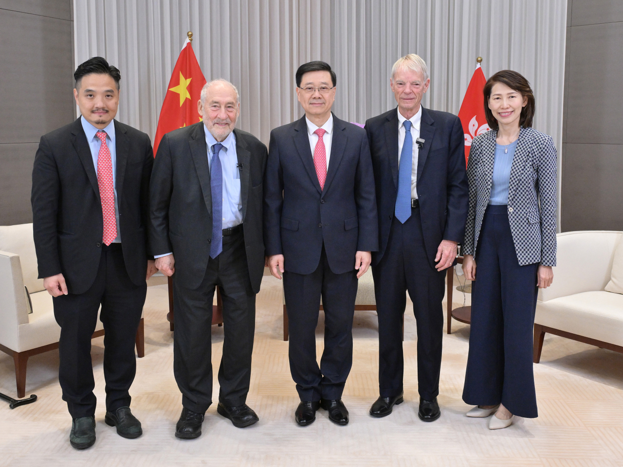 李家超（中）與兩位諾貝爾經濟學獎得主Joseph E Stiglitz教授（左二）和Michael Spence教授（右二）會面。（政府新聞處）