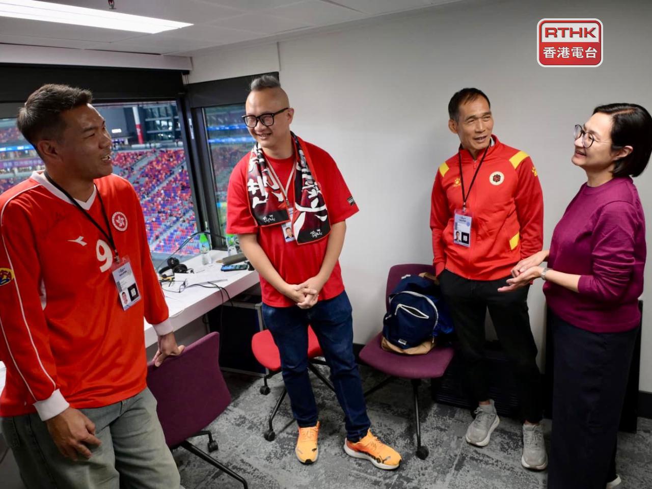 廣播處長關婉儀親到啟德主場，實地了解團隊工作。（香港電台）