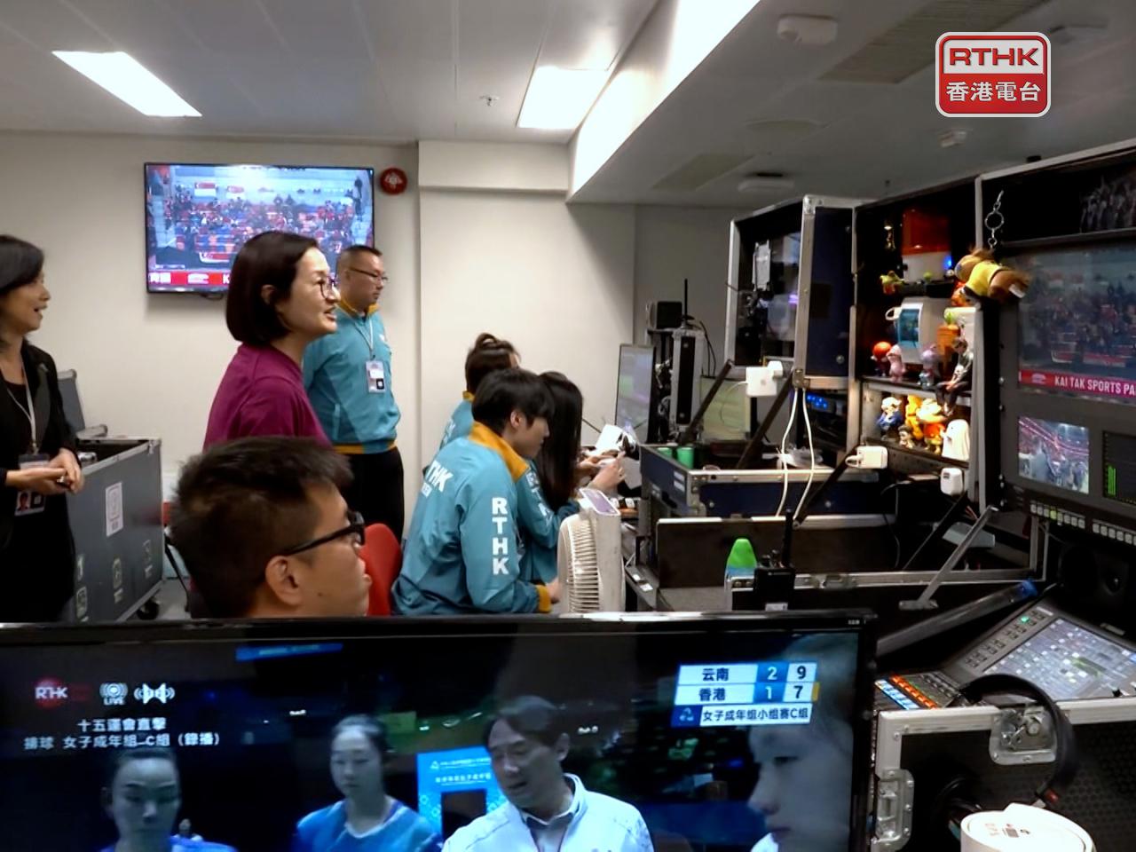 廣播處長關婉儀到場，向港台工作人員了解工作情況。（孔令輝攝）