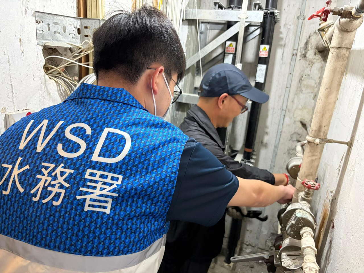 水務署表示，繼續聯同物業管理處，日以繼夜跟進及協助受影響居民沖洗水錶及電熱水爐入水位。（水務署社交專頁圖片）
