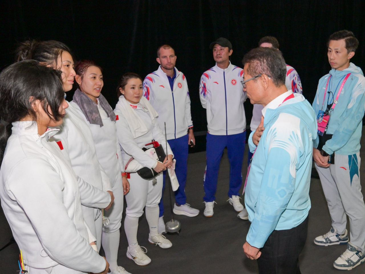 陳茂波指4位香港女子重劍代表佘繕妡、吳海諦、陳渭泠、朱嘉望在賽事中拼盡全力、每劍必爭。（陳茂波社交專頁圖片）