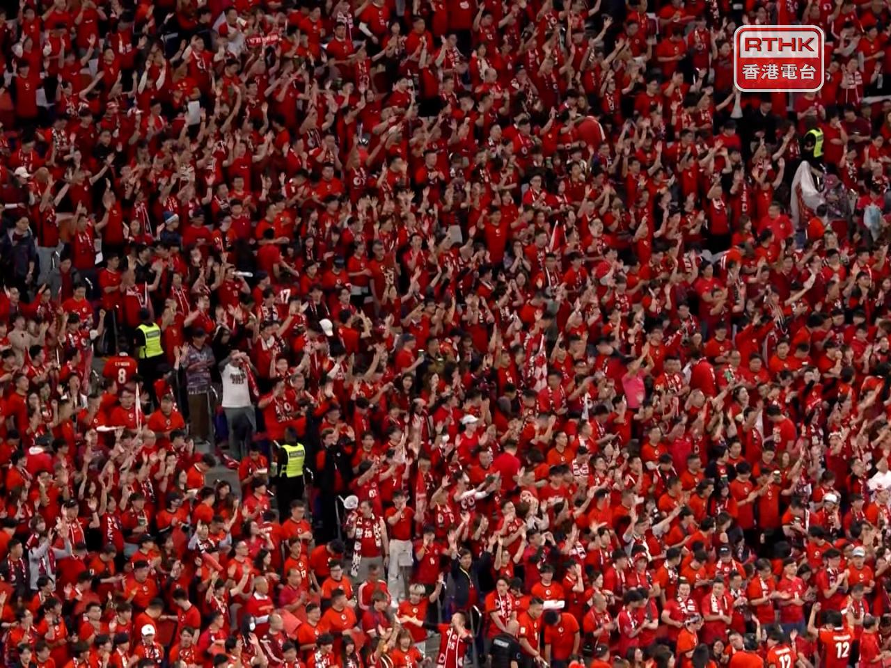 大批身穿港隊紅色主場球衣的球迷入場，為球隊呐喊助威。（孔令輝攝）