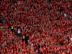 大批身穿港隊紅色主場球衣的球迷入場，為球隊呐喊助威。（孔令輝攝）