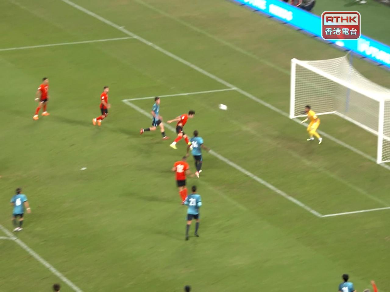 港隊晚上在啟德主場館，迎戰新加坡，上半場憑隊長安永佳的入球，領先1：0。（孔令輝攝）