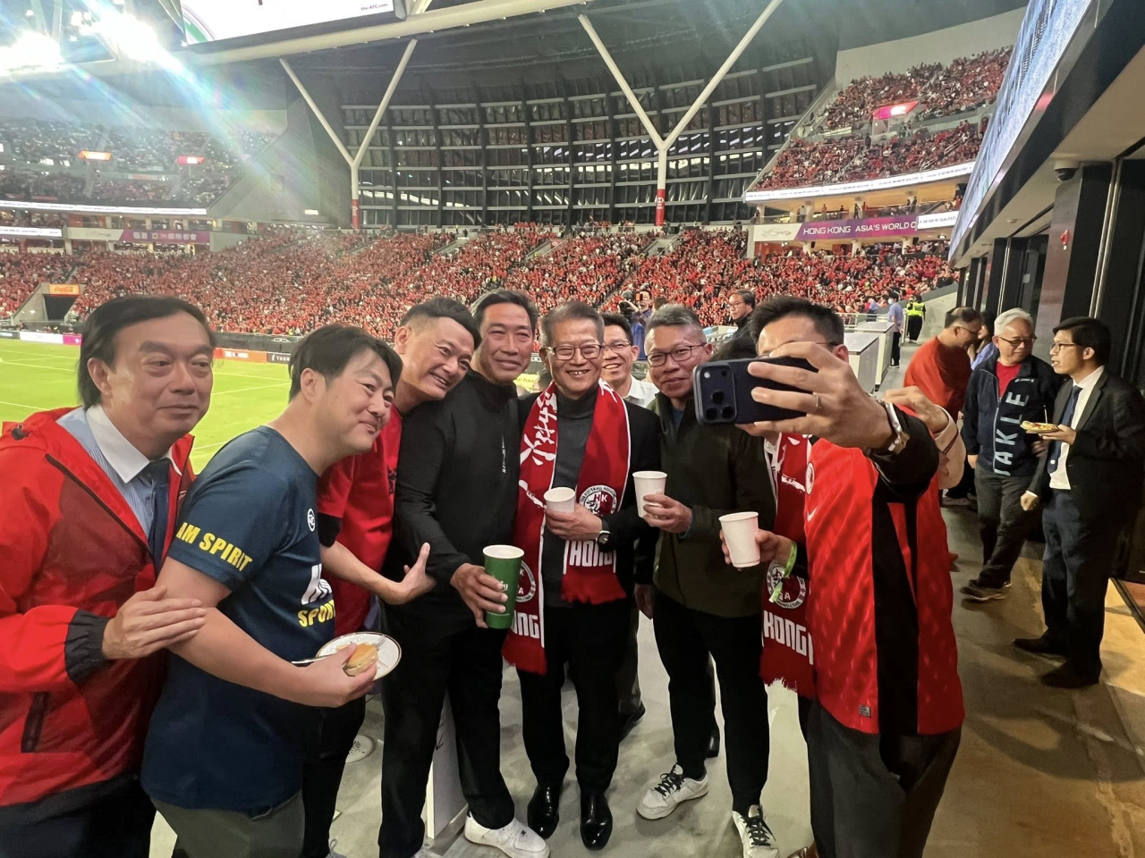 陳茂波到場觀賽，指現場氣氛熱烈、情緒高漲。（陳茂波社交專頁圖片）