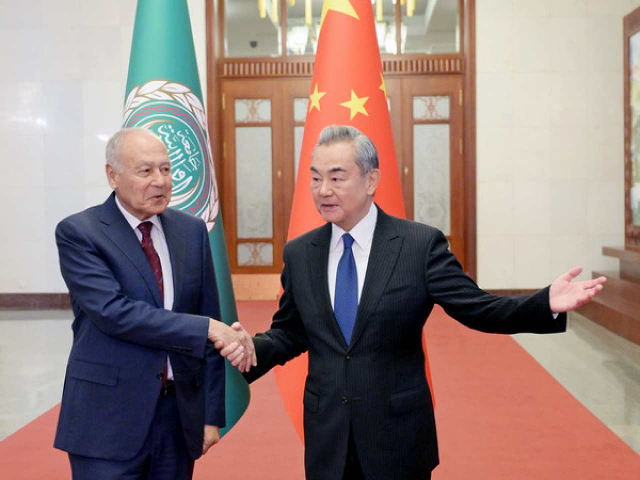 王毅在北京與阿盟秘書長蓋特會面。（外交部網頁圖片）