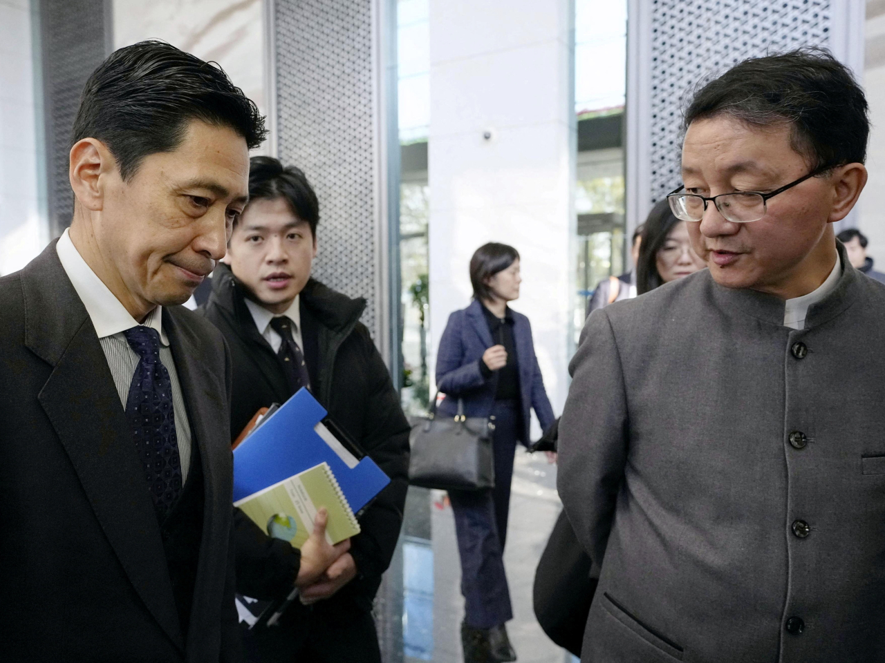 劉勁松與到訪的金井正彰舉行磋商。（路透社）