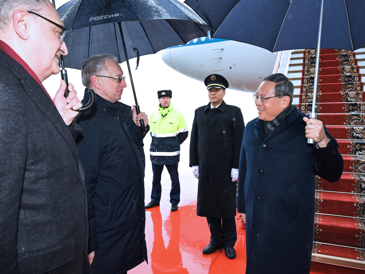 李強乘包機抵達俄羅斯莫斯科，出席上海合作組織成員國政府首腦(總理)理事會第二十四次會議。（新華社）
