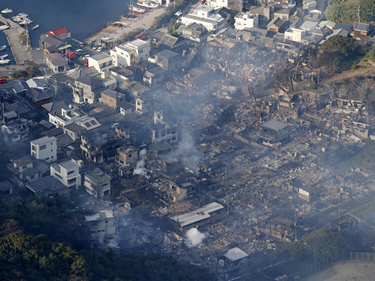 大火在今日仍未撲滅，起火住宅區現場冒出濃煙。(路透社)
