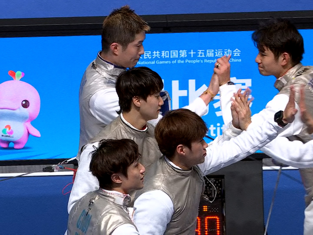 香港劍擊隊在十五運會男子花劍團體賽四強，港隊以45: 30擊敗江蘇隊，晉級決賽，坐銀望金。