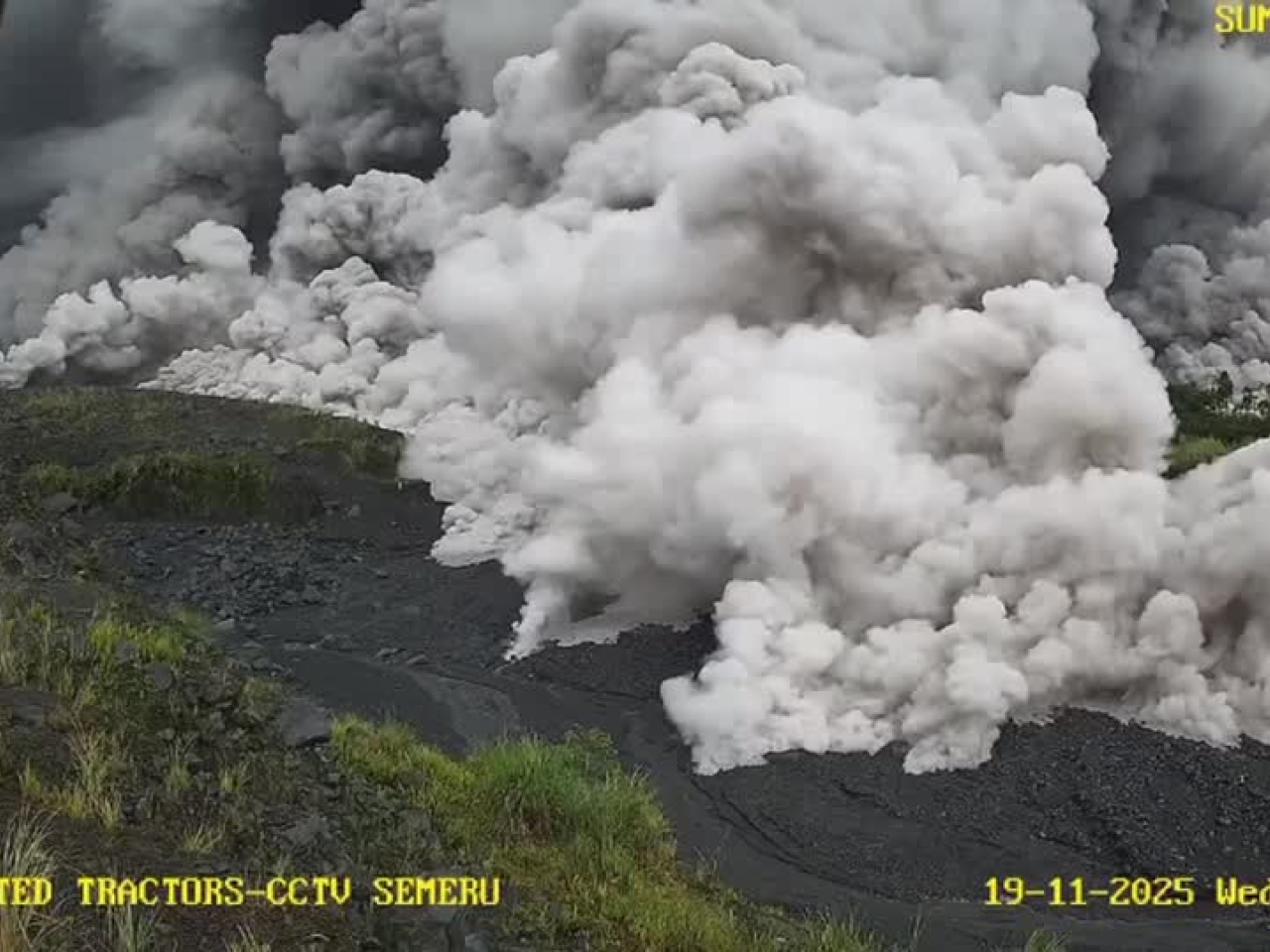 Volcanic ashes spewing from Indonesia's Mount Semeru seen from observation post CCTV. Photo: Reuters.