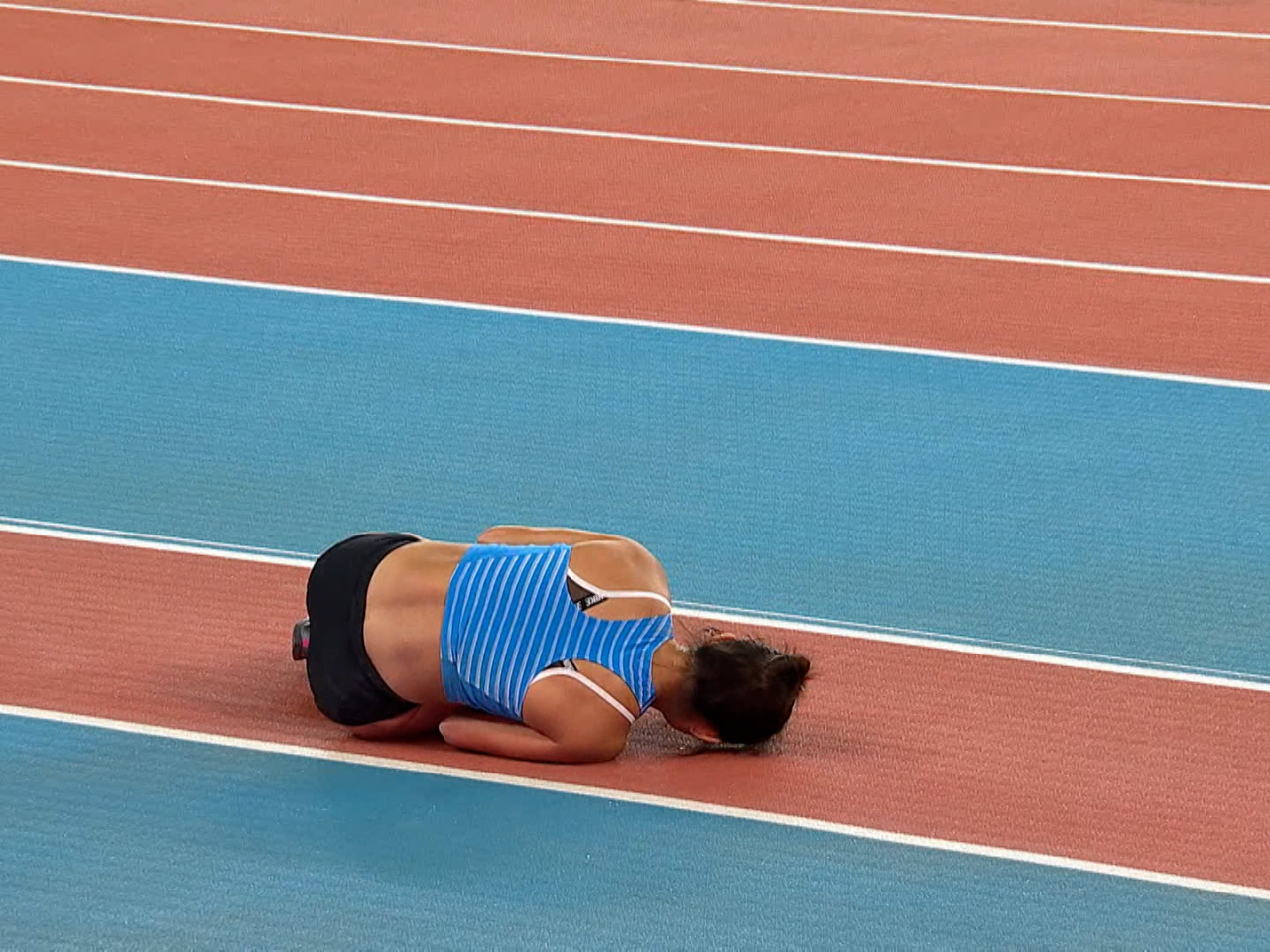 俞雅欣決賽其中一次試跳，助跑加速期間跌倒受傷，最終未能造出成功試跳成績。