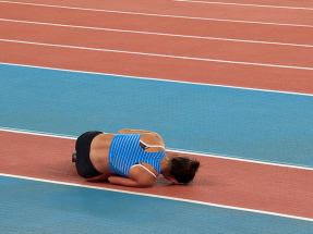 十五運會｜女子跳遠港隊俞雅欣助跑時跌倒受傷　未能繼續比賽