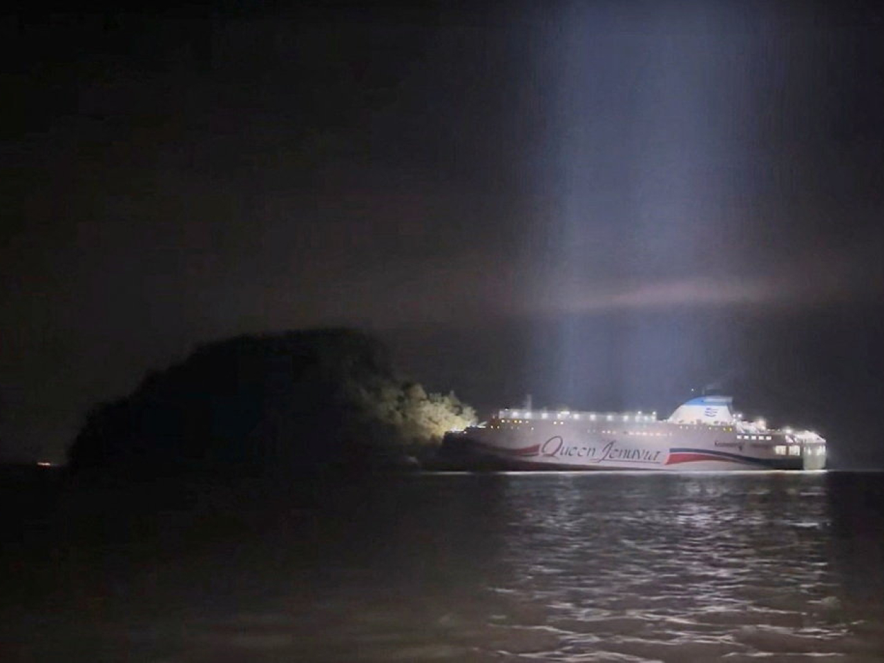 客輪在一座無人島附近的暗礁上觸礁擱淺。（路透社）