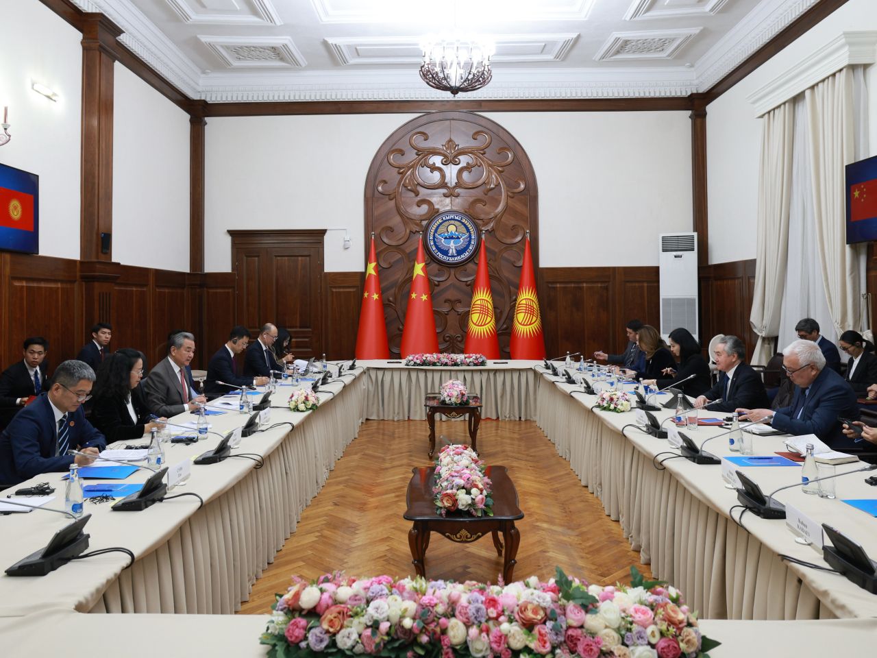 王毅正式訪問吉爾吉斯，與外長庫魯巴耶夫舉行首次戰略對話。 （新華社 )