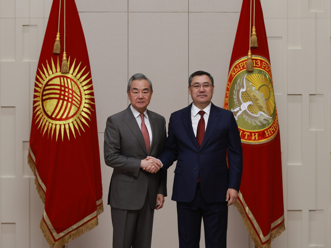 王毅與吉爾吉斯總統扎帕羅夫會面，表示中方願同吉方加強戰略溝通對接，拉緊經濟合作紐帶。（新華社）