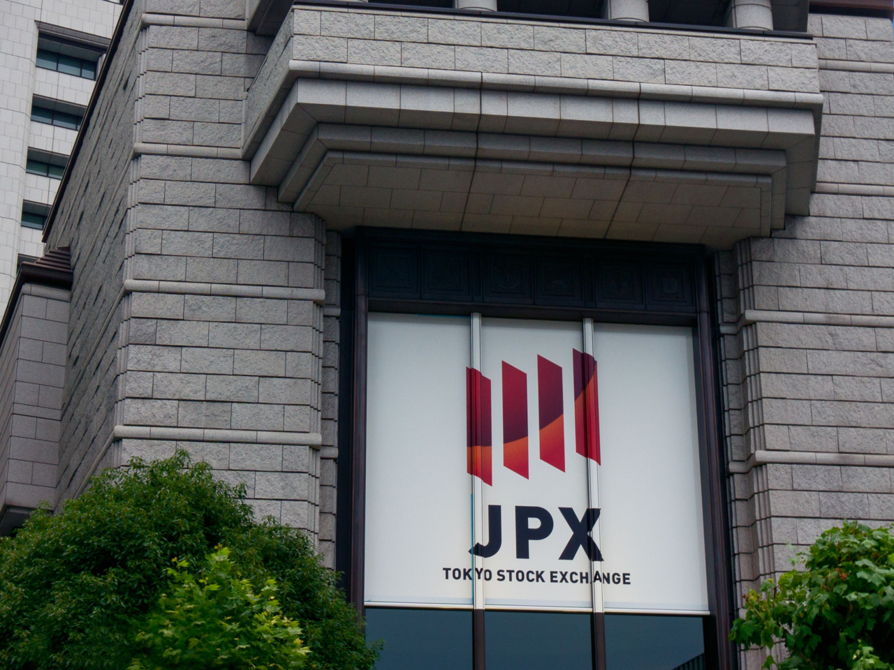 日經平均指數較早時報49586點，升1048點，升幅2.16%。（日本交易所圖片）