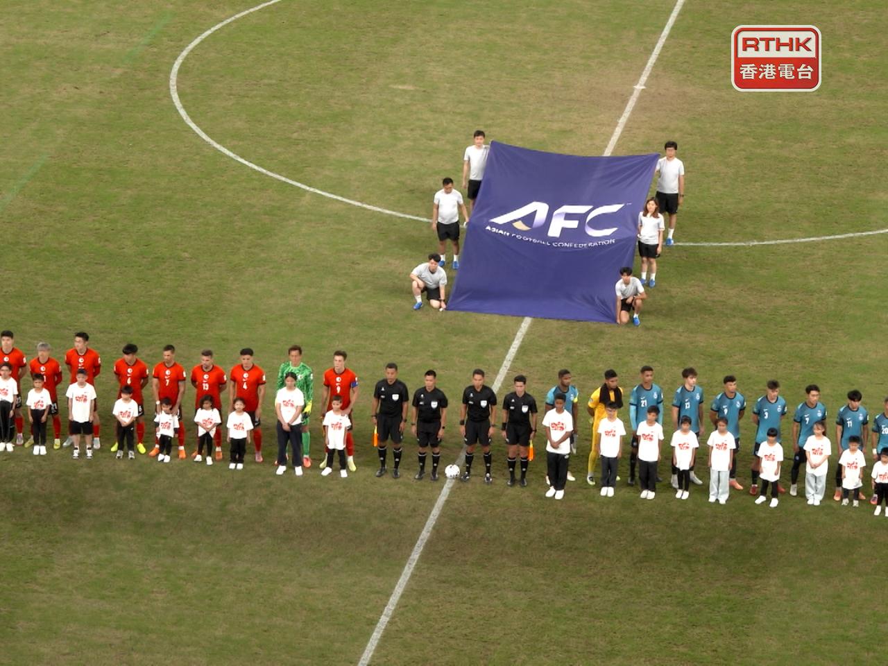 港隊（紅衫）前晚於亞洲盃外圍賽不敵新加坡隊。（港台圖片）