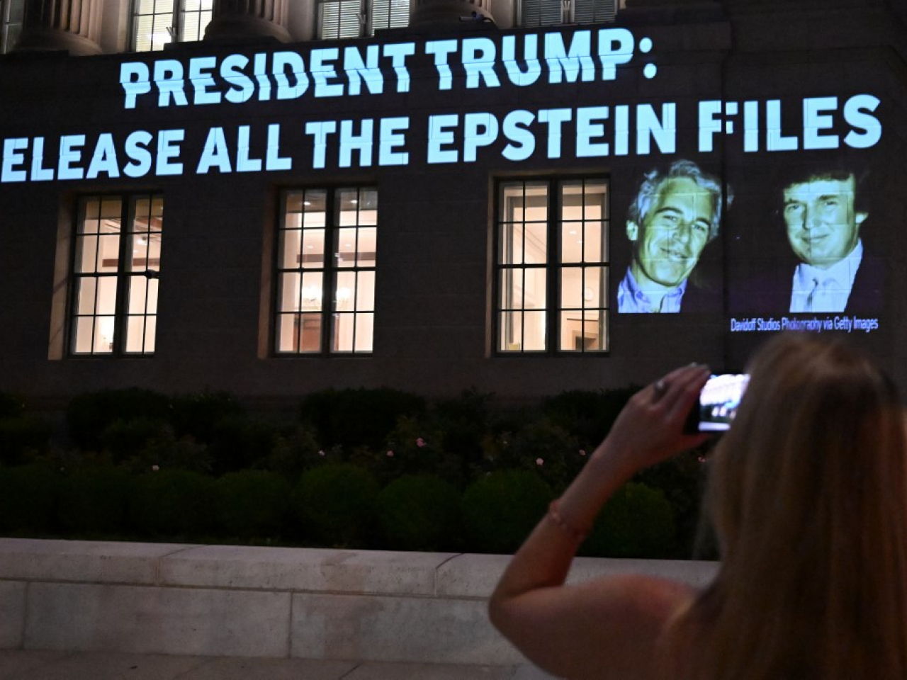 近日兩黨輪番公開愛潑斯坦案部分文件，互相指責對方陣營高層人物與愛潑斯坦有關聯。（法新社資料圖片）