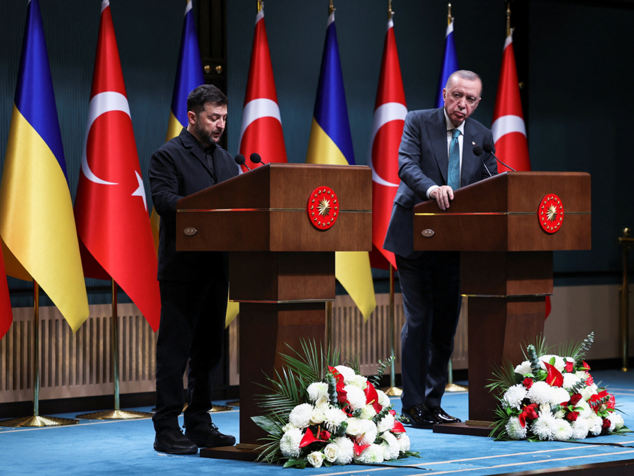 會晤結束後澤連斯基（左）與埃爾多安（右）舉行聯合記者會。（路透社）