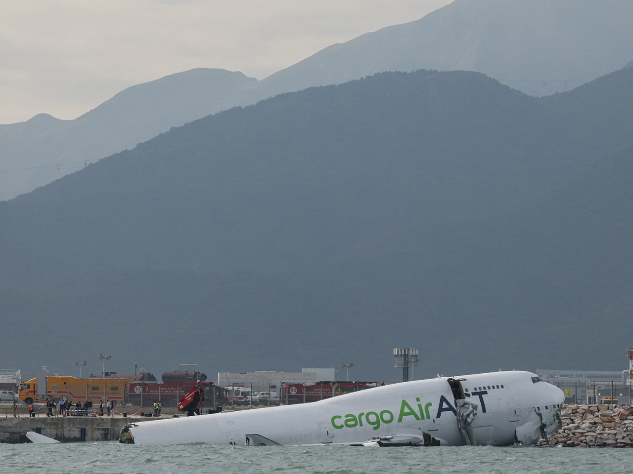 一架阿聯酋航空貨機上月降落香港機場時，從跑道滑出墮海，導致兩名地勤人員死亡。（路透社資料圖片）