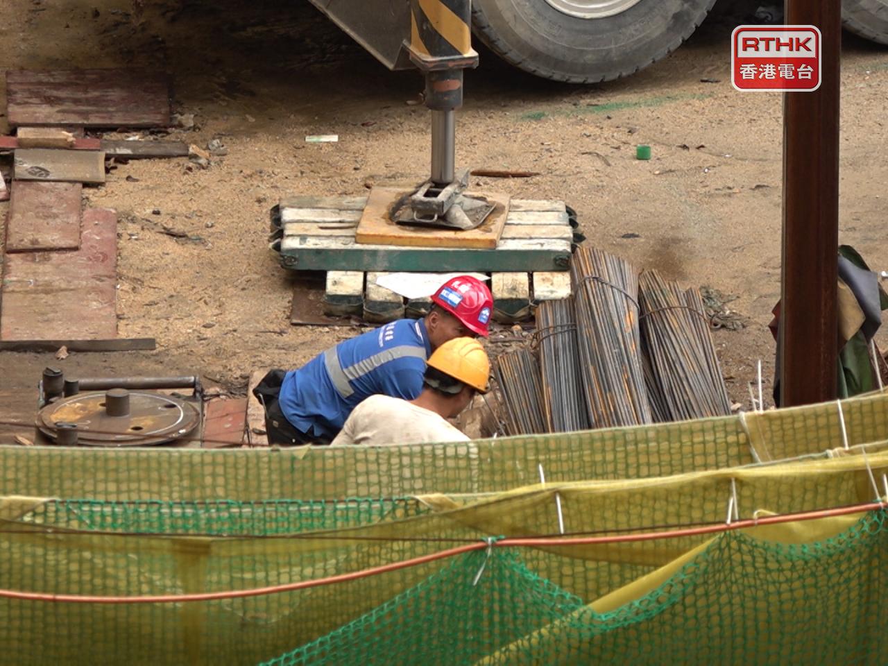 有建造業人士指出，業界失業率仍處高位徘徊，受私人工程量大幅下跌影響，行内已面臨「工程斷層」。（港台圖片）