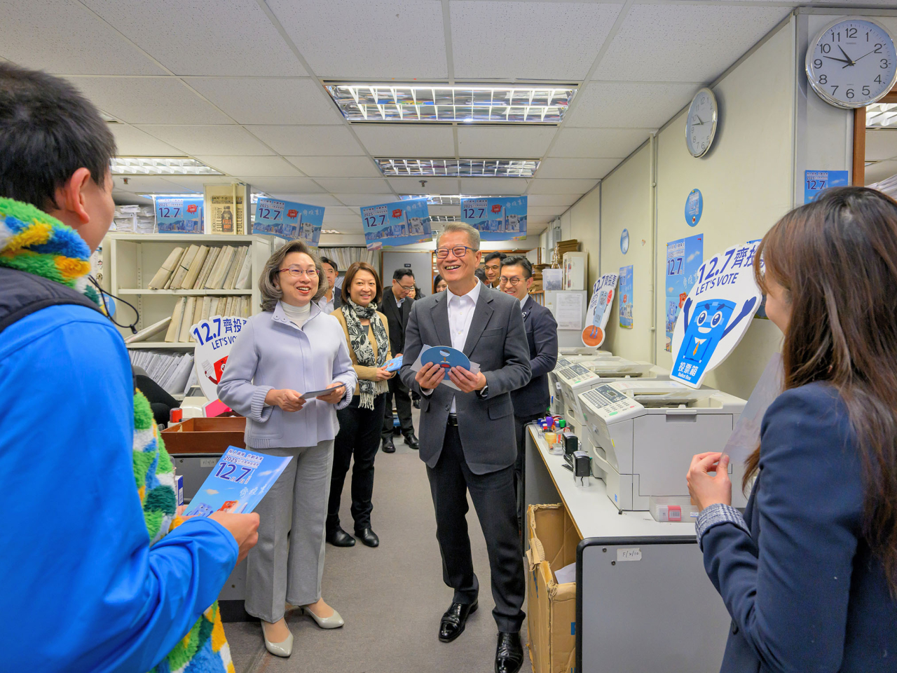 陳茂波、林定國及楊何蓓茵到訪灣仔政府辦公室宣傳，呼籲公務員在立法會選舉齊投票。（政府新聞處）