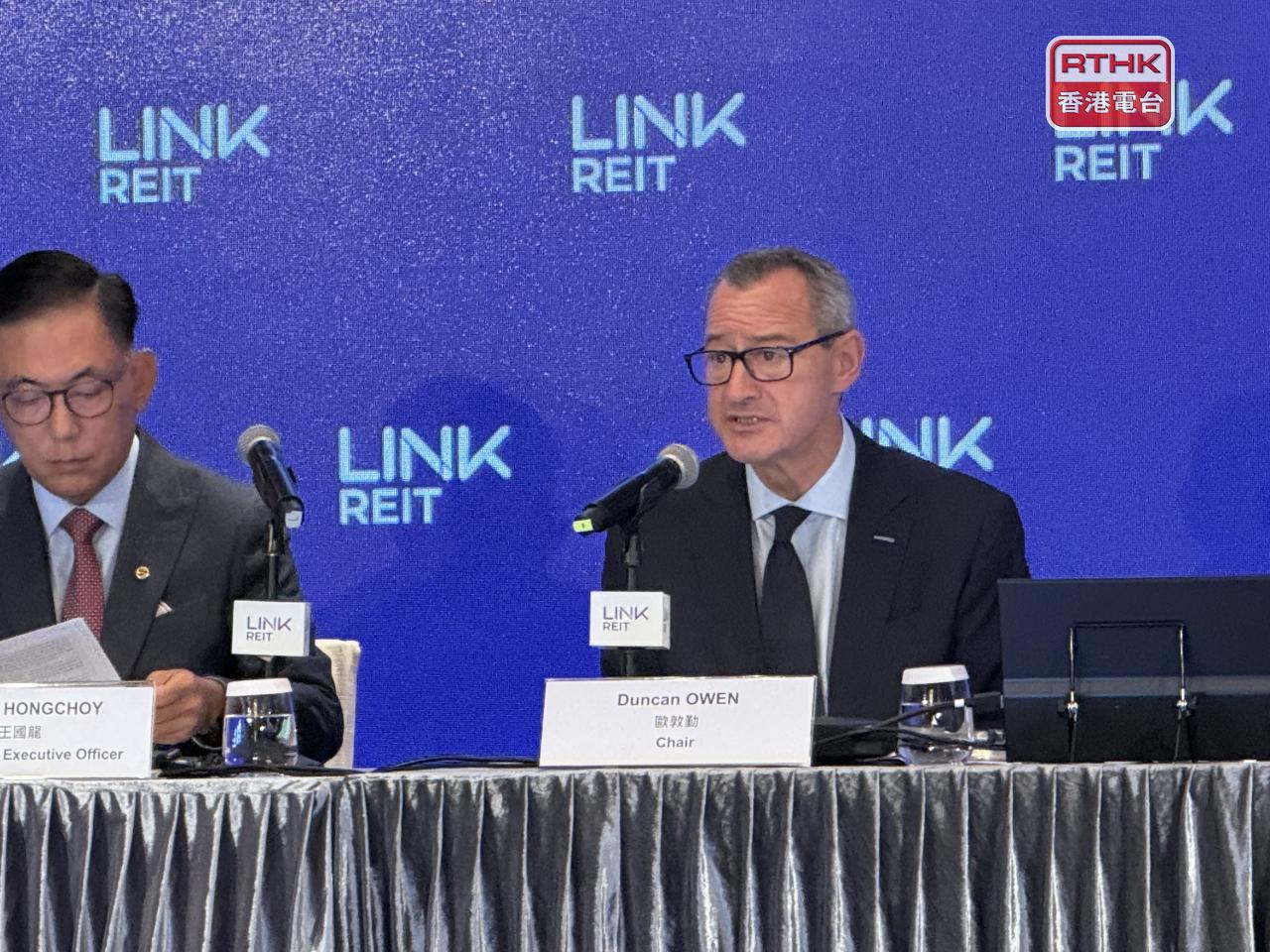 歐敦勤（右）表示，整體零售氣氛仍然低迷，預期相關挑戰將延續至下半財政年度。（趙嘉駿攝）