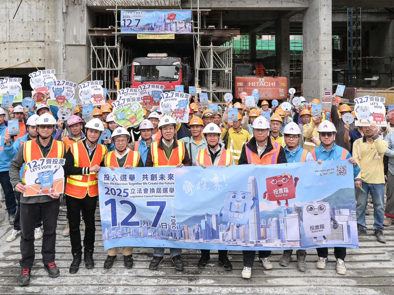 許澤森（前排右四）及馮浩賢（前排左四）呼籲承建商和工友積極在立法會換屆選舉中踴躍投票。（政府新聞處）