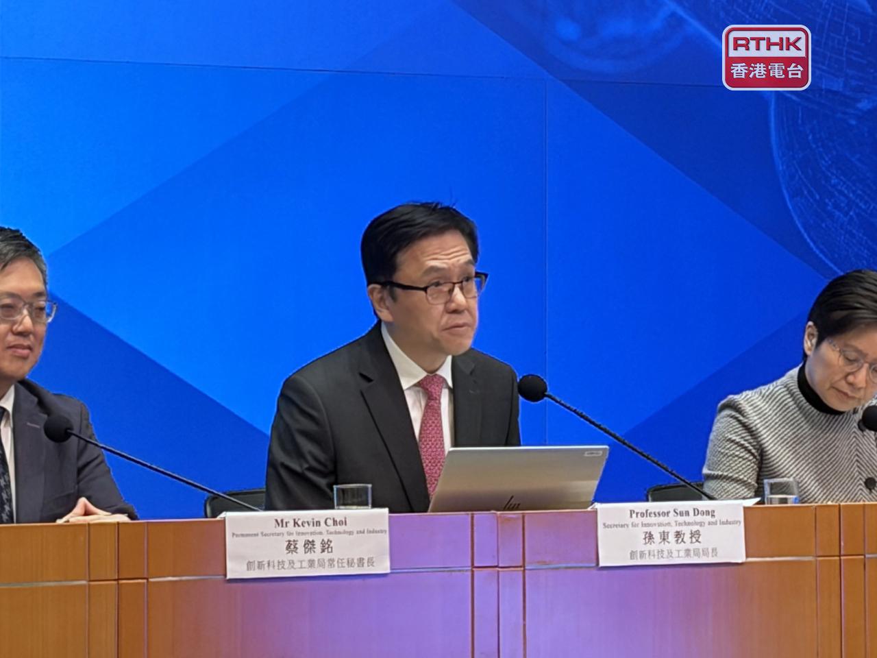 孫東（中）表示，新田科技城面積龐大，明年開始分五個階段逐步發展。（鄧鈞尤攝）