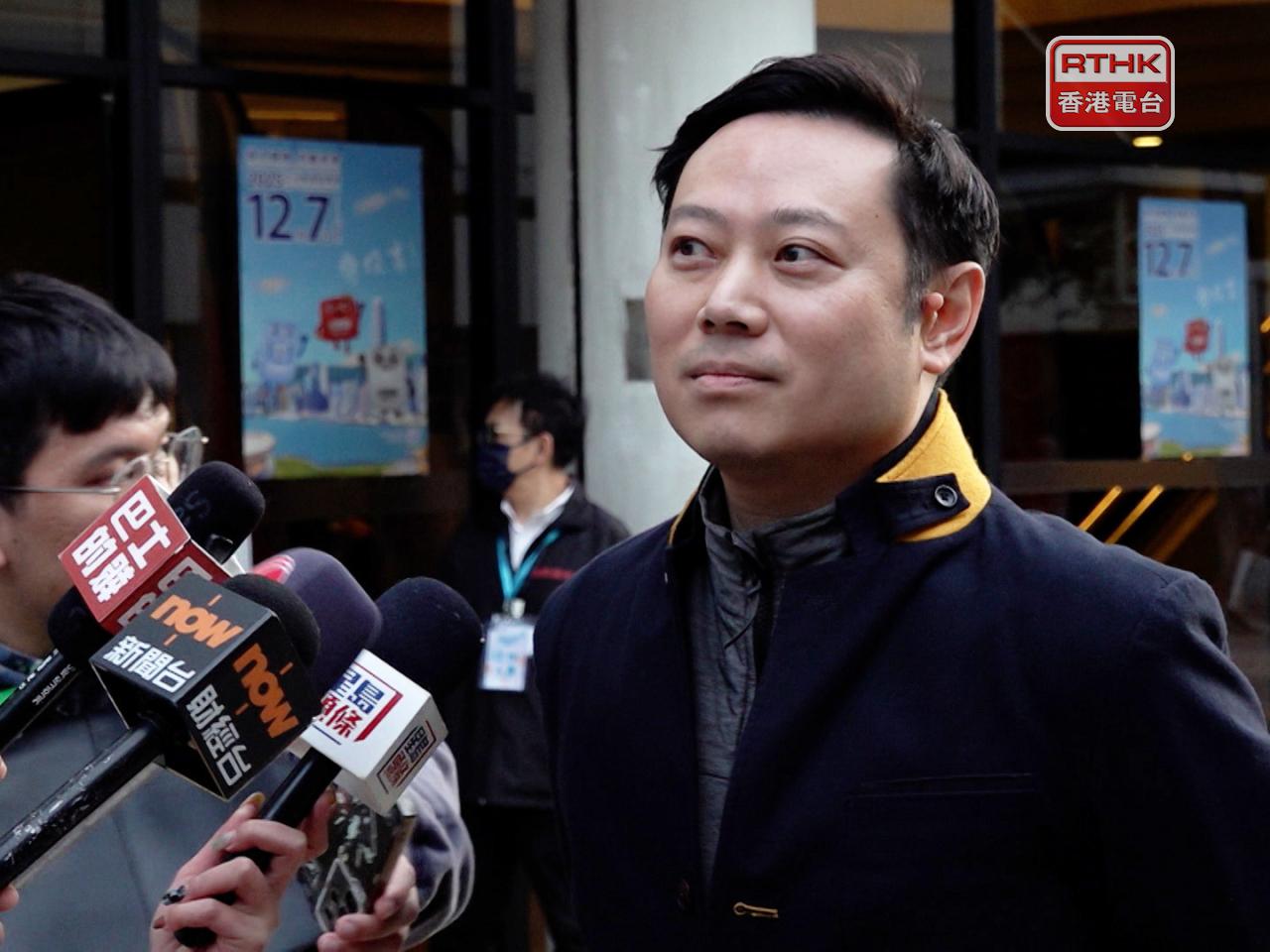 到場觀看論壇的徐英偉說，高興有這個平台了解候選人的政綱和願景。（麥偉康攝）