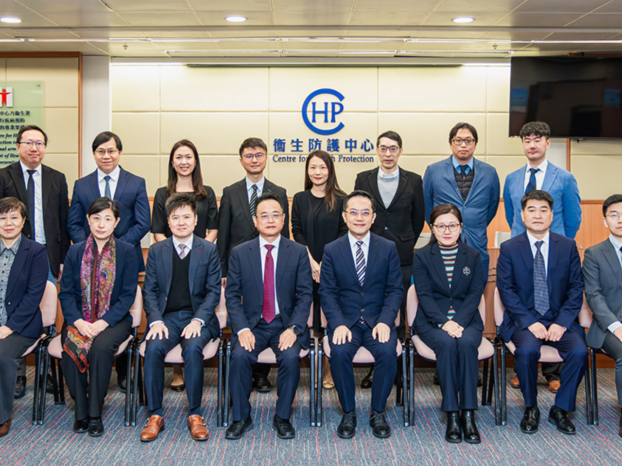 雙方在衞生防護中心會面，交流本港在傳染病管理、監測和防控等方面的工作和成果。（政府新聞處）