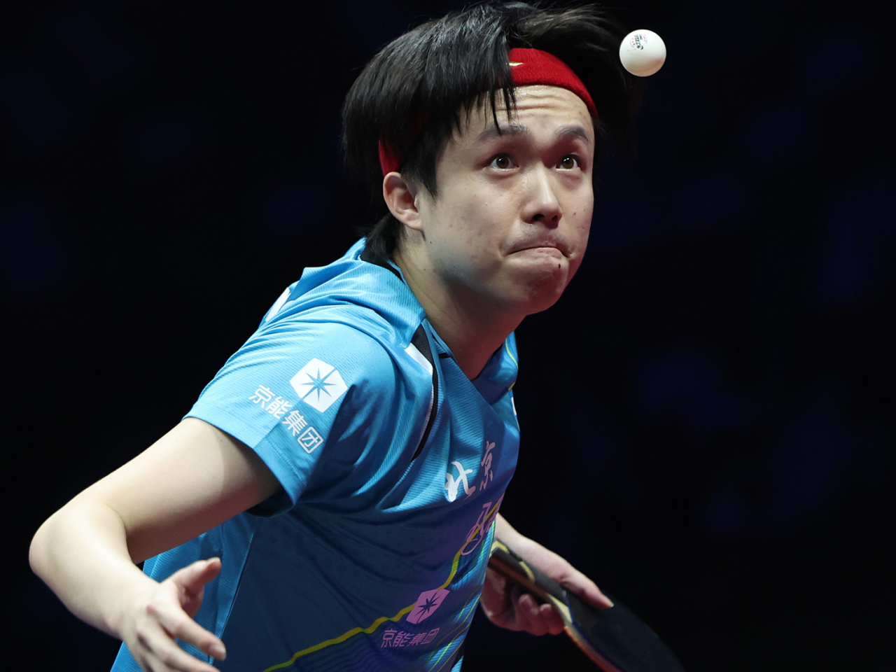 王楚欽先贏首局，之後形勢逆轉，被樊振東連取三局反勝。（新華社）