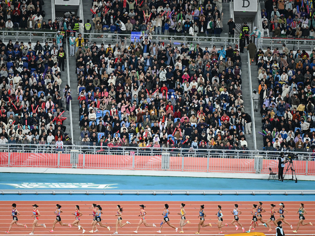 田徑女子10000米賽事，港隊代表姚潔貞以第29名完成比賽。（新華社）