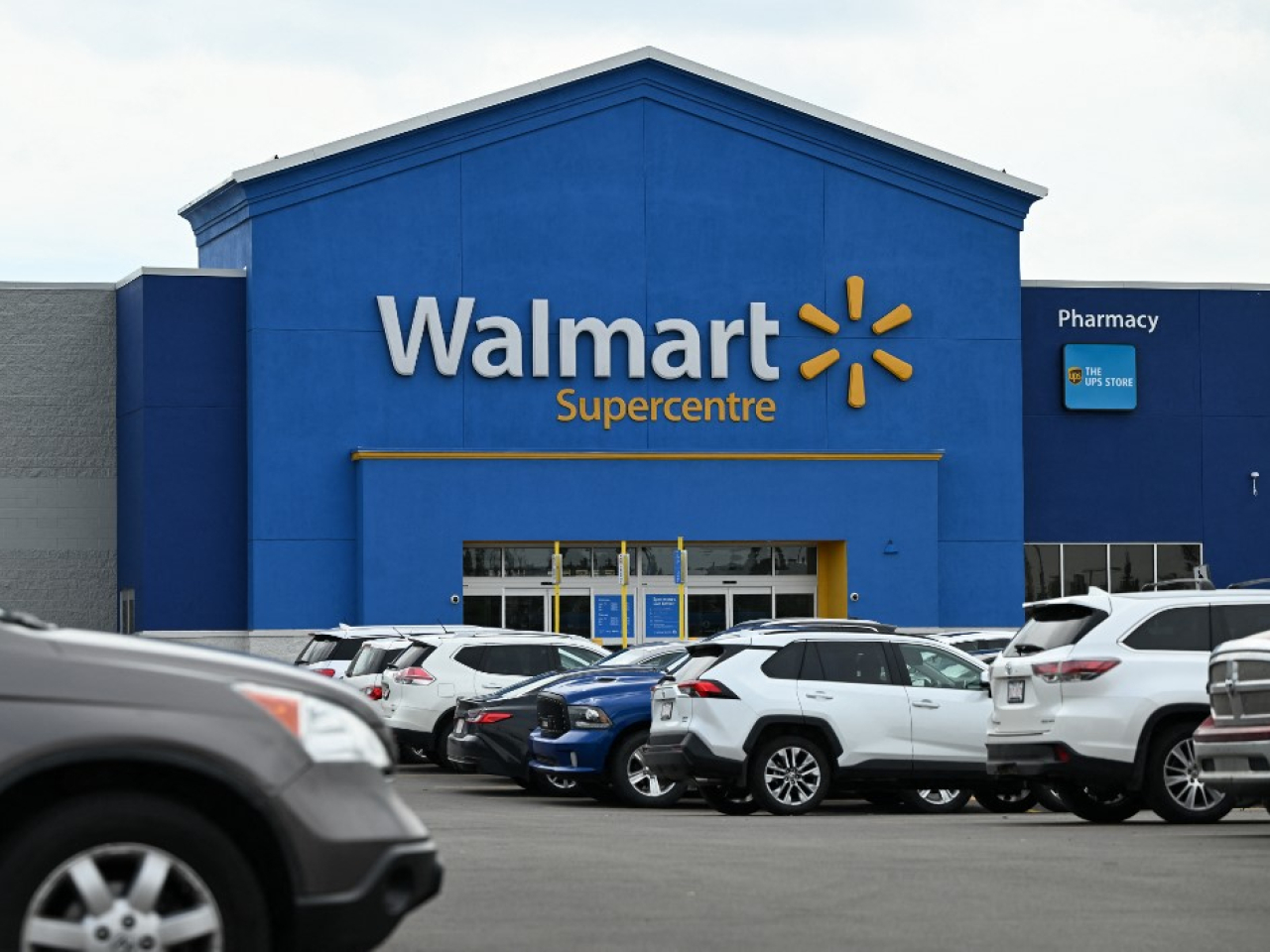 沃爾瑪上季盈利61.4億美元，按年升逾34%。每股經調整盈利62美仙，好過市場預期。（法新社資料圖片）