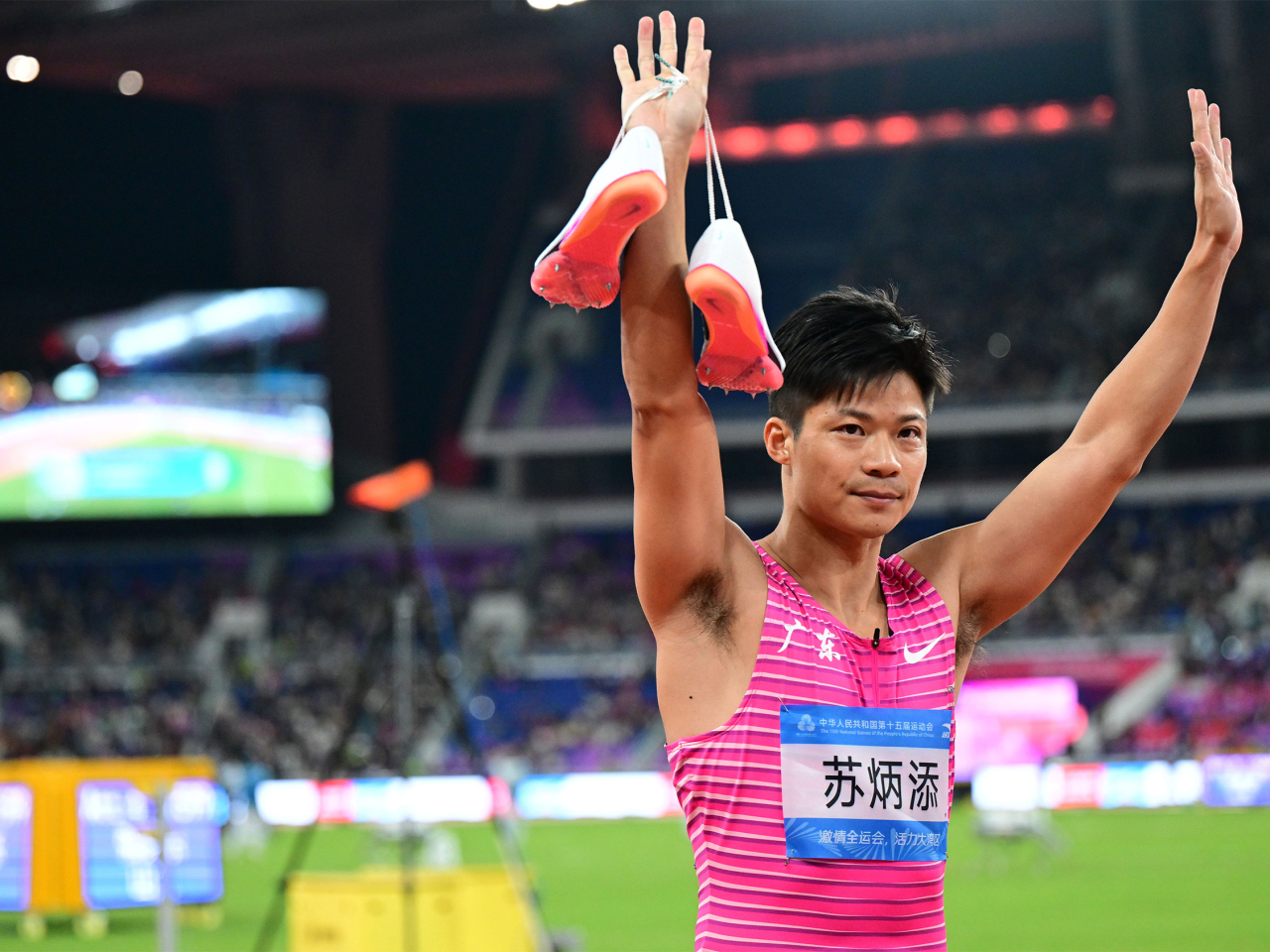 蘇炳添賽後繞場向觀眾揮手告別，他說過去4年來，一直堅持下來，非常困難。（新華社）