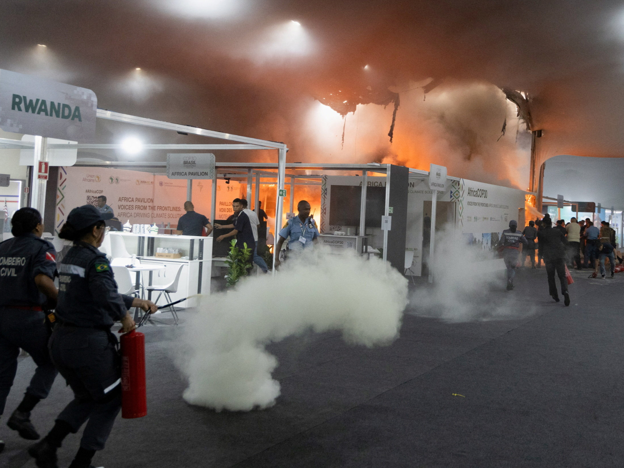 現場火勢猛烈，人員攜同滅火器撲救。（路透社）