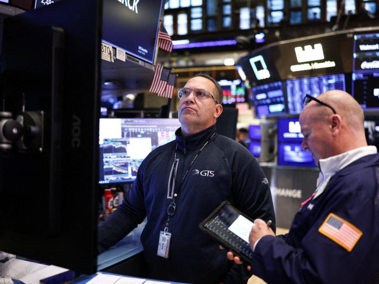 道瓊斯指數和納斯達克指數收市跌0.8%和逾2%，兩者全日高低波幅均逾1100點。（法新社資料圖片）