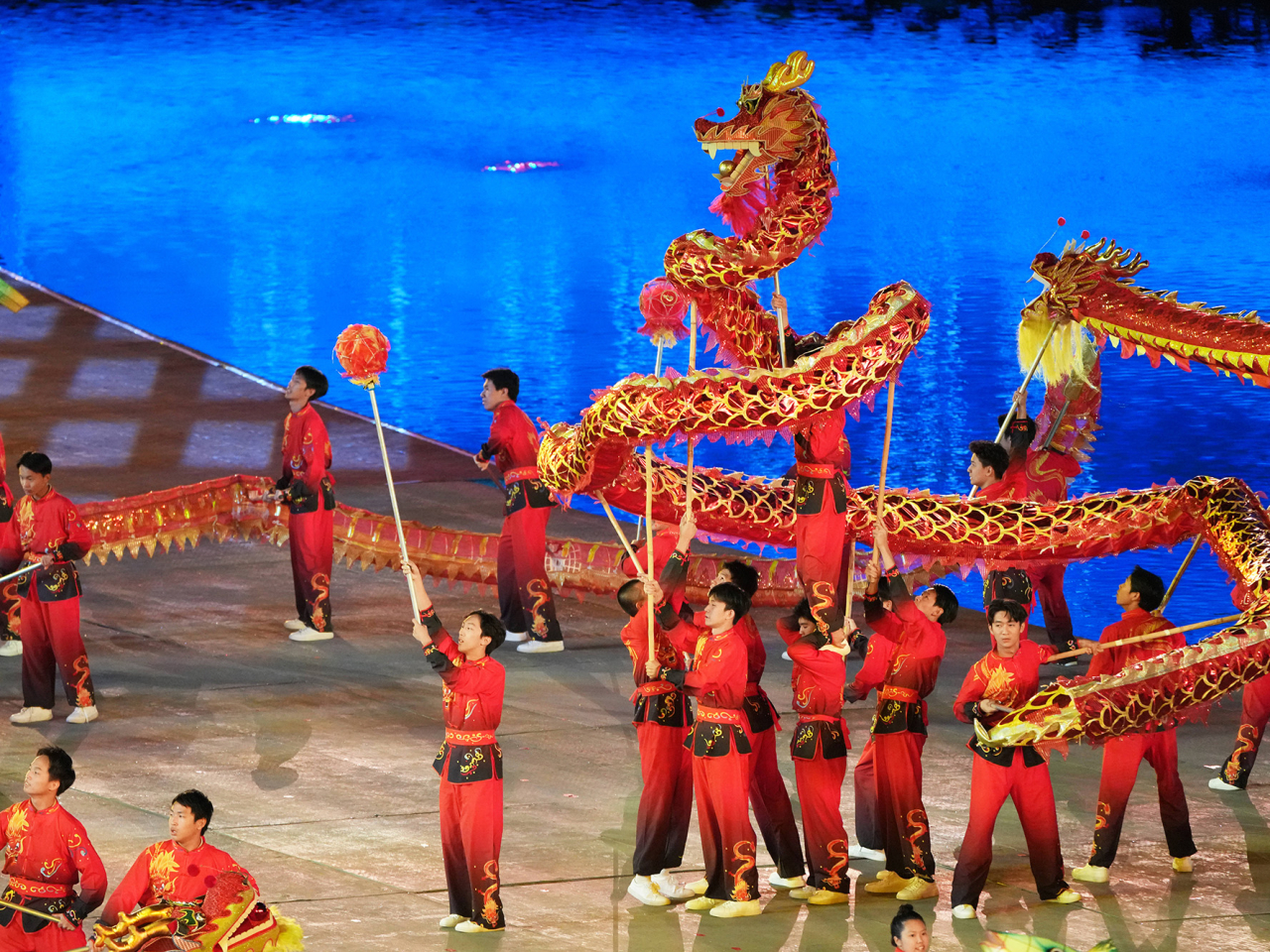 暖場表演傍晚約6時開始，相繼呈現各種具中華文化特色的演出。（新華社）