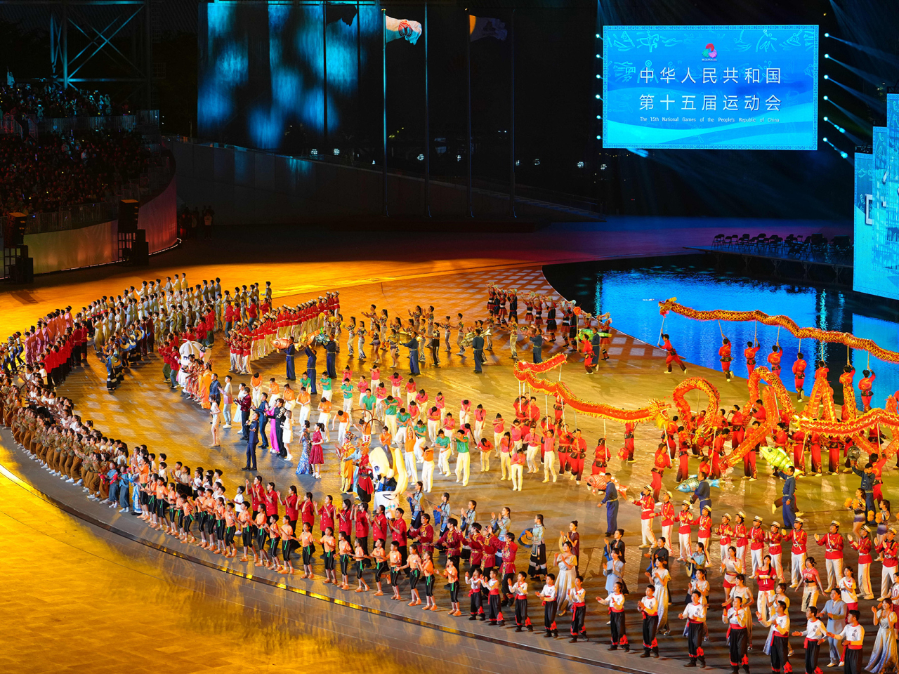 有觀眾形容氣氛熱鬧，期待看到閉幕式中的高科技表演。（新華社）