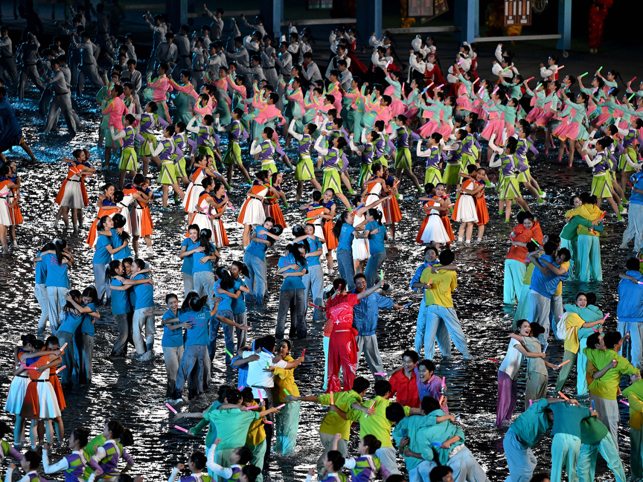 十五運會｜全國政協主席王滬寧宣布閉幕　主火炬熄滅會旗交予湖南