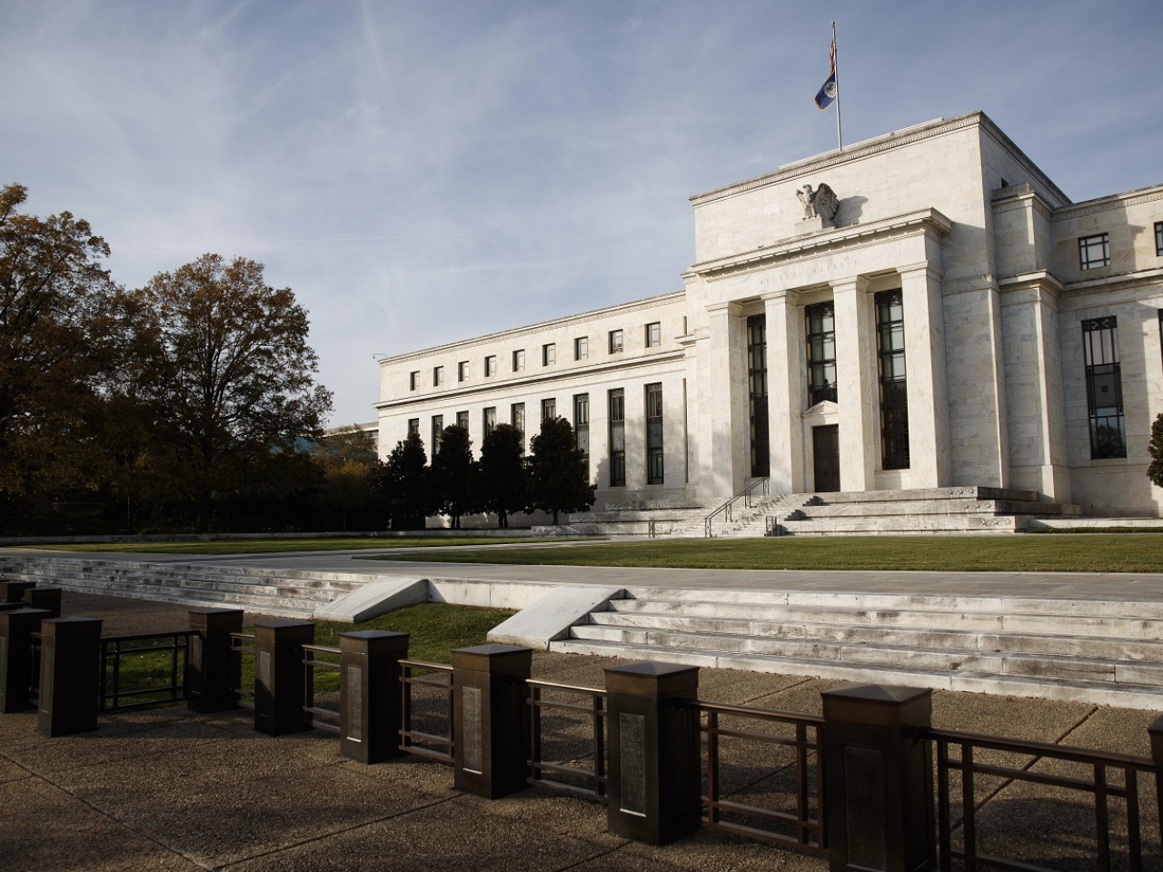 威廉姆斯表示，貨幣政策仍屬於適度限制水平，而就業市場呈現放緩勢頭，相信短期內仍有減息空間。（新華社資料圖片）