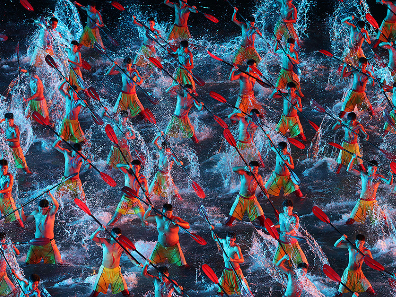 有現場觀眾表示，水上表演精彩，對舞台設計印象深刻。（新華社）