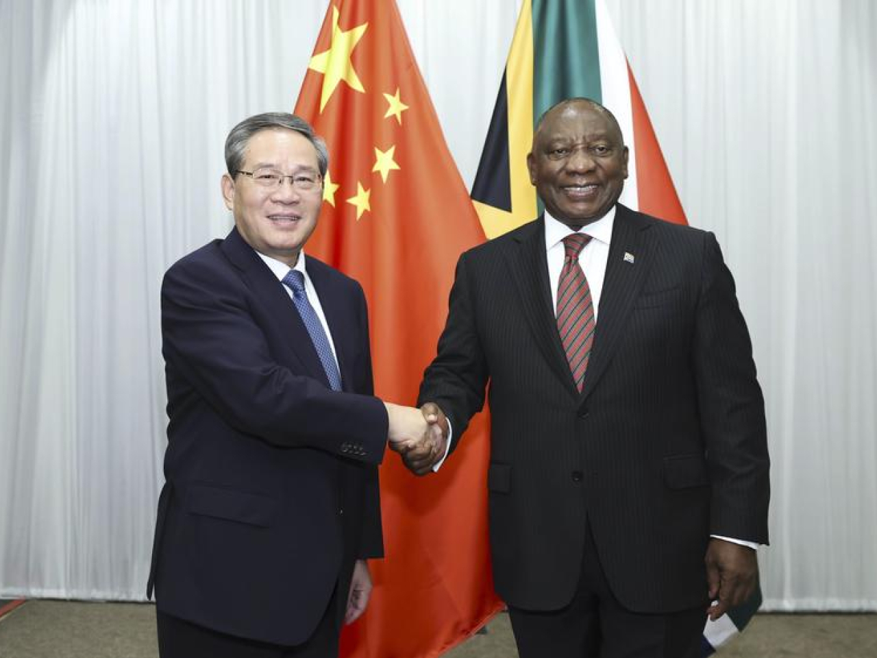 李強與南非總統拉馬福薩會談。（新華社）